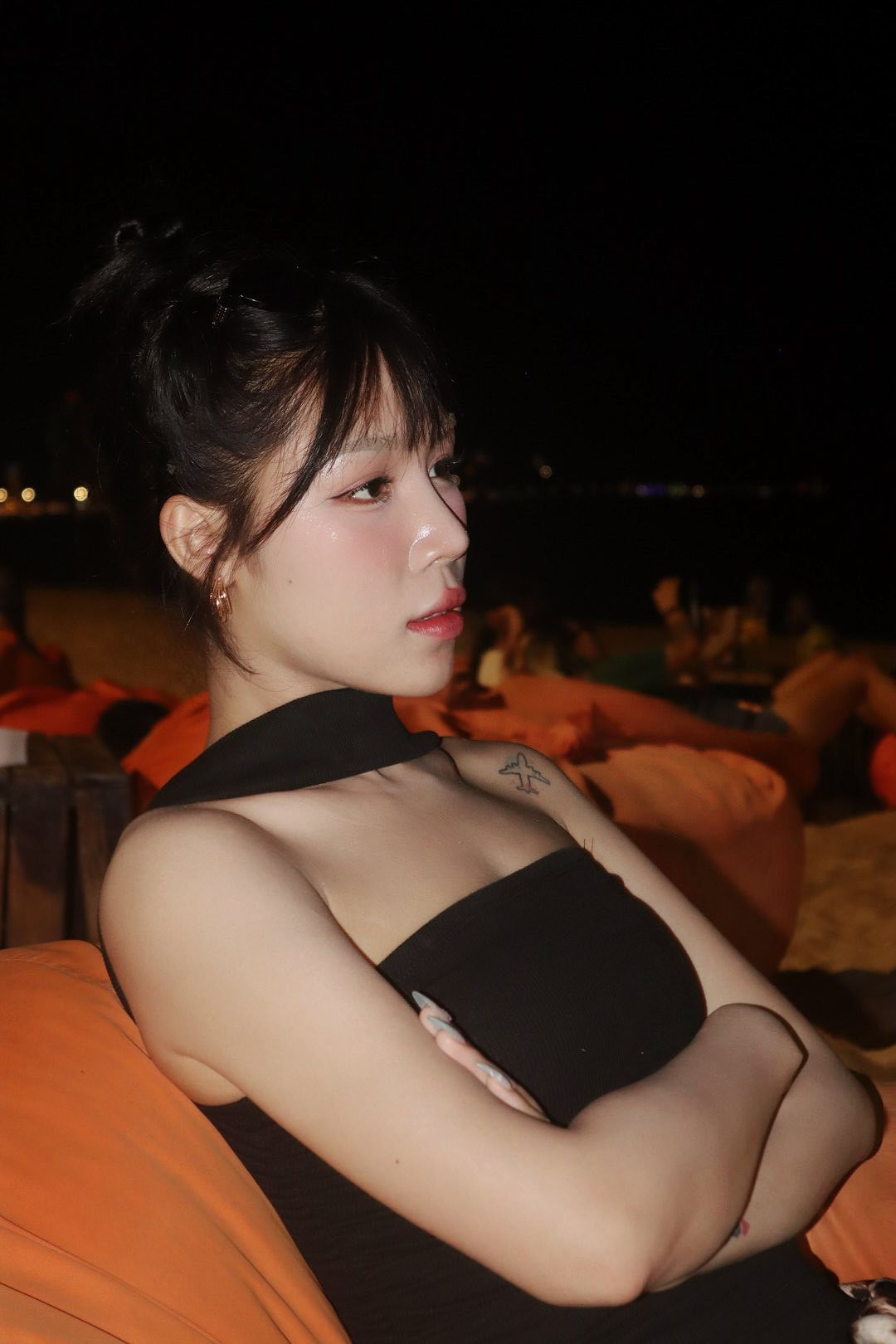 Khác xa hình ảnh mạnh mẽ, quyết liệt khi thi đấu trên sàn đấu kiếm, Khánh Linh ngoài đời lại toát lên nét đẹp nữ tính, dịu dàng khiến người hâm mộ không khỏi trầm trồ.