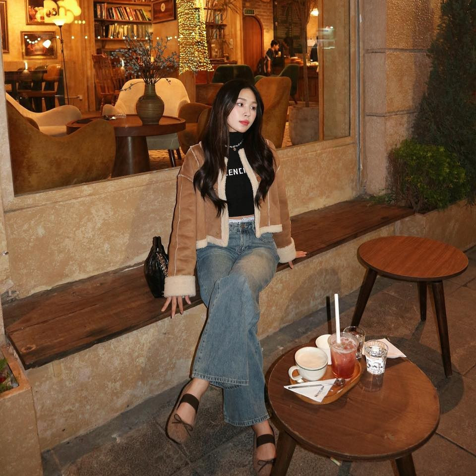 Khánh Linh sở hữu làn da trắng mịn, ngũ quan thanh tú và đôi mắt trong veo đầy cảm xúc.