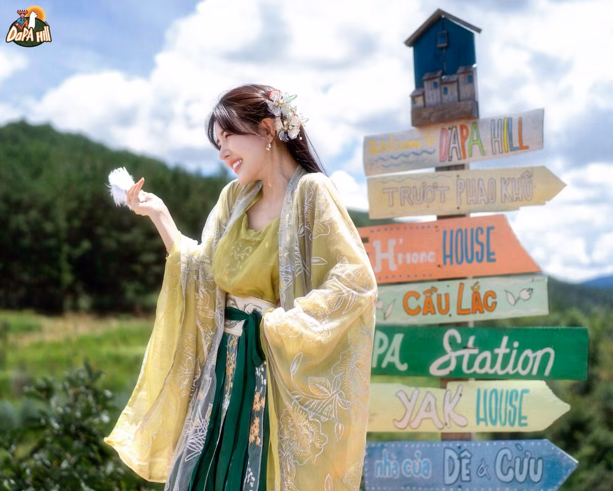 Với thần thái nhẹ nhàng, trong sáng cùng nụ cười duyên dáng, Lilly Luta đã thành công trong việc hóa thân thành một "chị Hằng" phiên bản hiện đại, vừa xinh đẹp, vừa gần gũi.