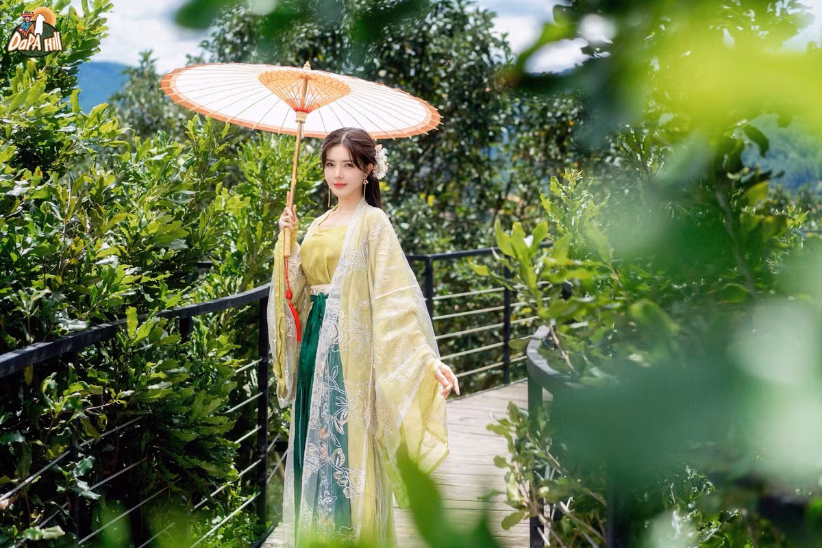 Lilly Luta là một trong số ít những người đẹp công khai thừa nhận việc phẫu thuật thẩm mỹ để cải thiện nhan sắc. Sự thẳng thắn của cô nhận được nhiều ý kiến trái chiều từ công chúng. Ảnh sử dụng trong bài: FBNV