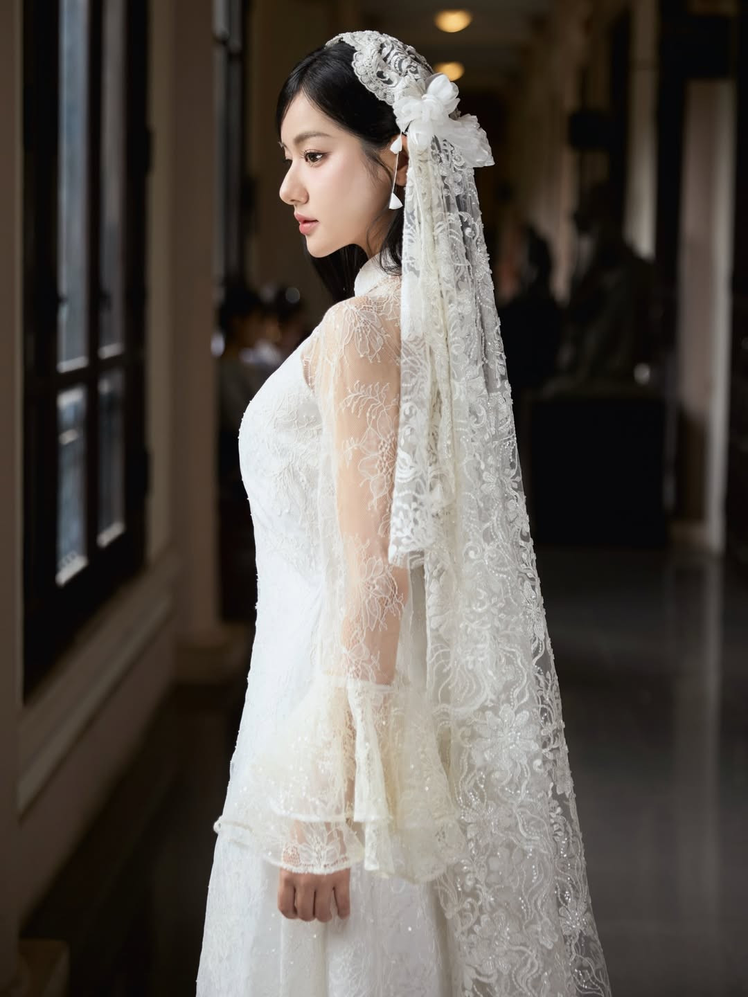 Ánh nhìn trong veo, biểu cảm nhẹ nhàng của Quỳnh Trương mang lại cảm giác bình yên, khác hẳn hình ảnh sôi động thường thấy trên TikTok.