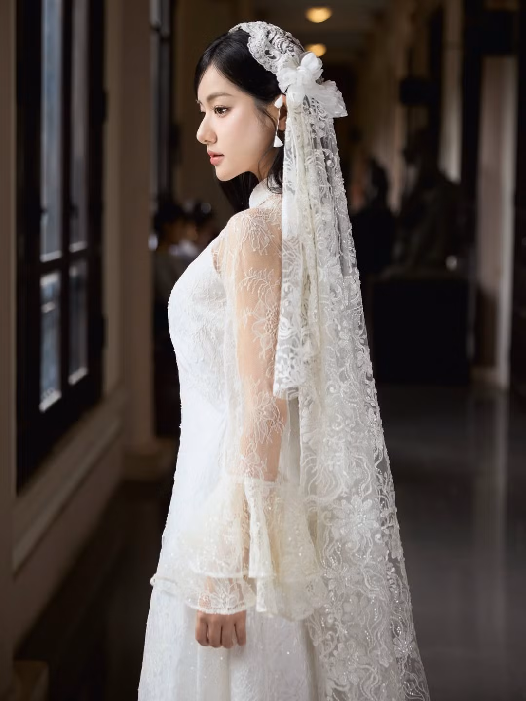 Ánh nhìn trong veo, biểu cảm nhẹ nhàng của Quỳnh Trương mang lại cảm giác bình yên, khác hẳn hình ảnh sôi động thường thấy trên TikTok.