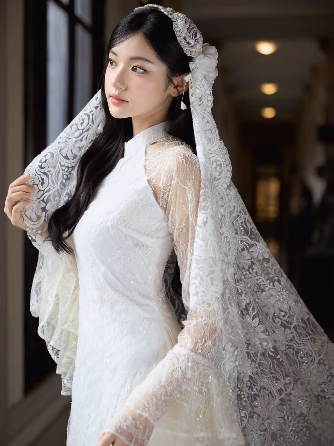 Trong bộ ảnh mới, hot girl TikTok Quỳnh Trương lại chọn hướng đi hoàn toàn khác khi khoác lên mình áo dài truyền thống – biểu tượng dịu dàng của người con gái Việt. Sự thay đổi này lập tức thu hút sự chú ý, bởi hình ảnh vừa lạ vừa quen mà cô mang lại.