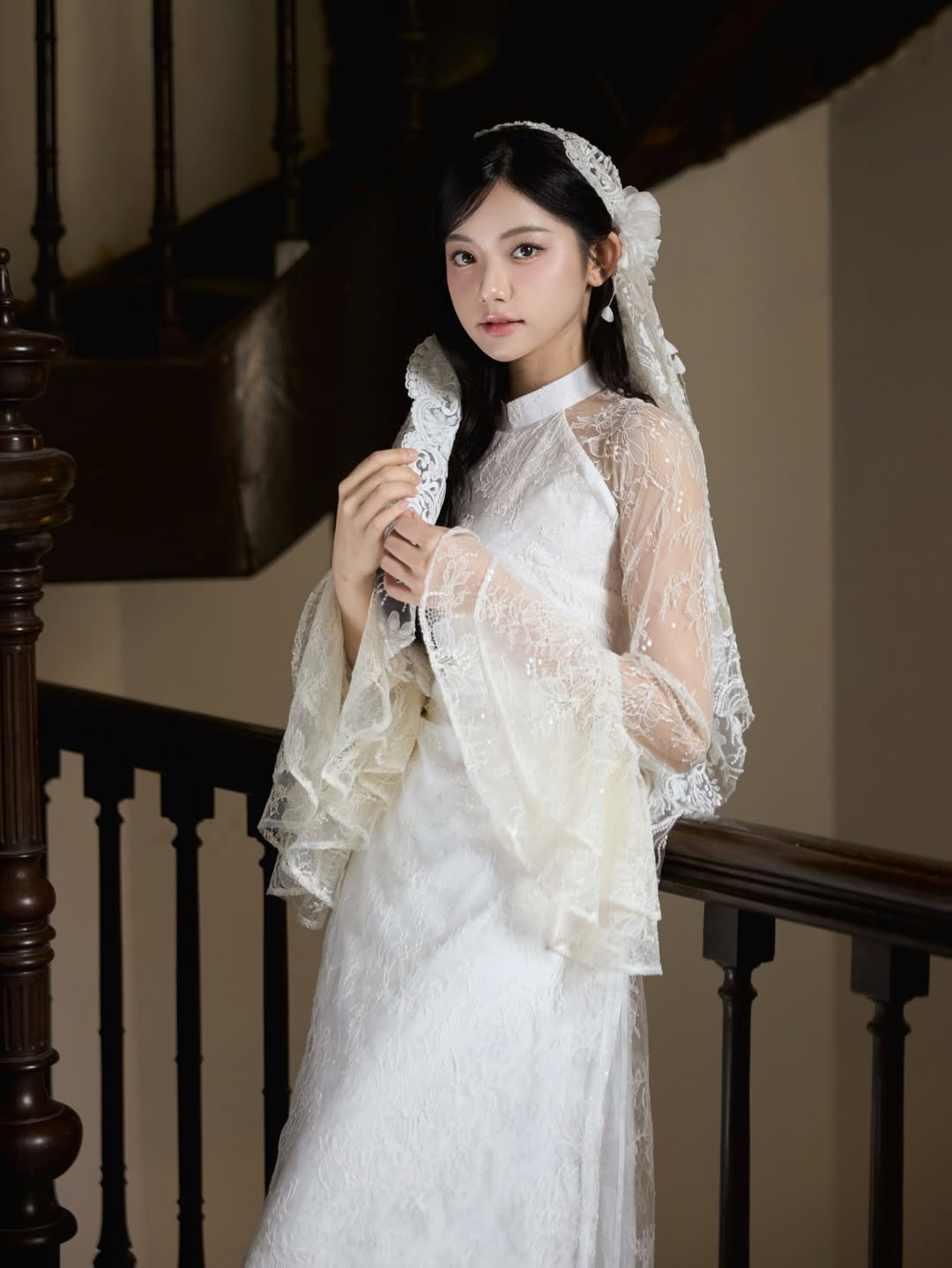 Không cần bối cảnh cầu kỳ, chỉ với ánh sáng tự nhiên hắt qua khung cửa sổ và gam màu trung tính phía sau, nhân vật chính đã đủ tỏa sáng. Sự tối giản trong không gian giúp người xem tập trung hoàn toàn vào thần thái và trang phục.