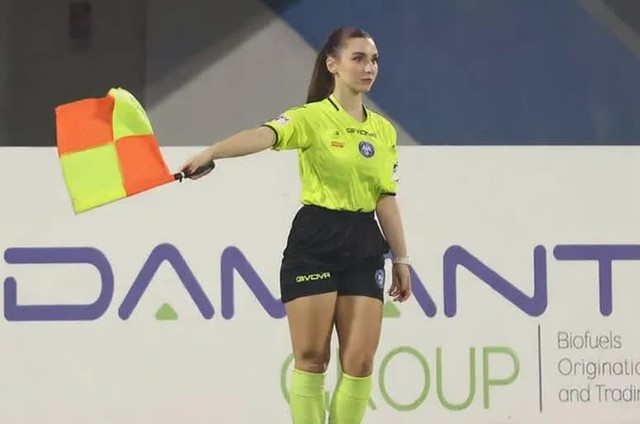 Bóng đá Italia vốn nổi tiếng với Serie A, nhưng thời gian gần đây, không ít fan lại bất ngờ đổ dồn sự chú ý về… các giải hạng dưới. Lý do không nằm ở những màn rượt đuổi tỷ số nghẹt thở, mà đến từ sự xuất hiện của một nữ trọng tài biên xinh đẹp mang tên Giuliana Vigile.