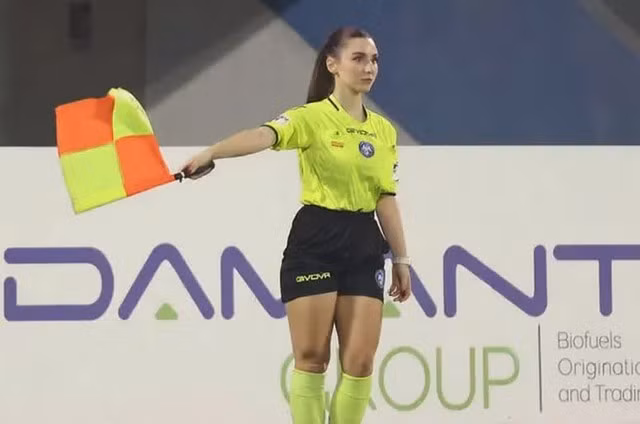 Bóng đá Italia vốn nổi tiếng với Serie A, nhưng thời gian gần đây, không ít fan lại bất ngờ đổ dồn sự chú ý về… các giải hạng dưới. Lý do không nằm ở những màn rượt đuổi tỷ số nghẹt thở, mà đến từ sự xuất hiện của một nữ trọng tài biên xinh đẹp mang tên Giuliana Vigile.