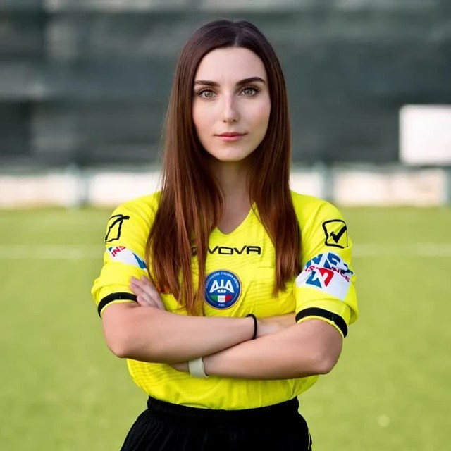 Nữ chính được nhắc đến đó là Giuliana Vigile, 23 tuổi, hiện đang làm trợ lý trọng tài tại các giải hạng tư Serie D và hạng năm Eccellenza trong hệ thống bóng đá Italia.