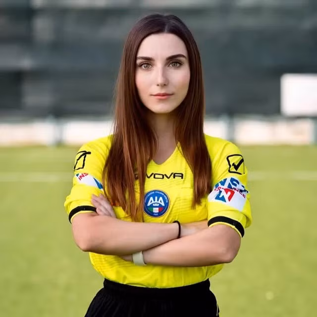 Nữ chính được nhắc đến đó là Giuliana Vigile, 23 tuổi, hiện đang làm trợ lý trọng tài tại các giải hạng tư Serie D và hạng năm Eccellenza trong hệ thống bóng đá Italia.