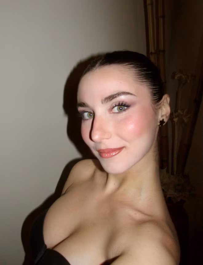 Không ít fan thừa nhận họ bật TV hoặc tìm link xem các trận Serie D, Eccellenza… đơn giản vì muốn được nhìn thấy nữ trọng tài biên xinh đẹp này làm nhiệm vụ.