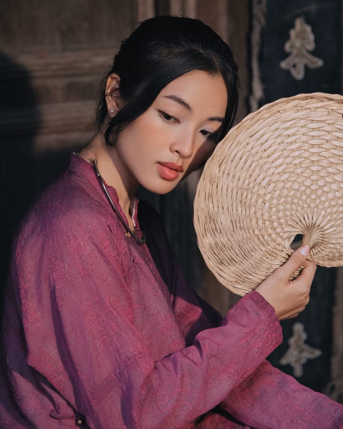 Sinh năm 1998, Lan Thy từng có thời gian làm mẫu ảnh trước khi bén duyên với diễn xuất. Năm 2022, khi Em Và Trịnh ra mắt, hình ảnh nữ diễn viên với nét đẹp dịu dàng, đôi mắt sâu và biểu cảm tinh tế đã lập tức thu hút sự chú ý.