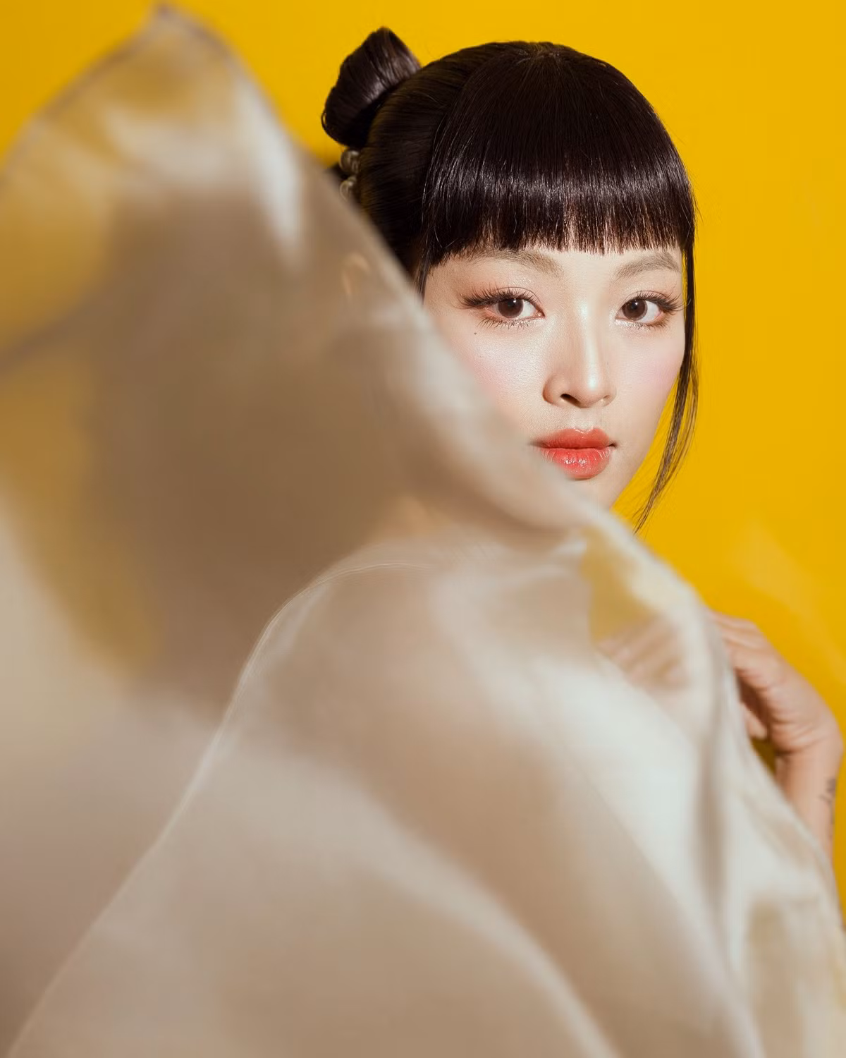 Không ít bình luận bày tỏ rằng Lan Thy có vẻ đẹp điện ảnh - kiểu đẹp sang, mạnh mẽ, có sức kể chuyện. Đây cũng chính là lý do mỗi lần cô xuất hiện trên màn ảnh, khán giả đều cảm nhận được sự hợp vai, hợp ánh sáng và hợp mood phim.