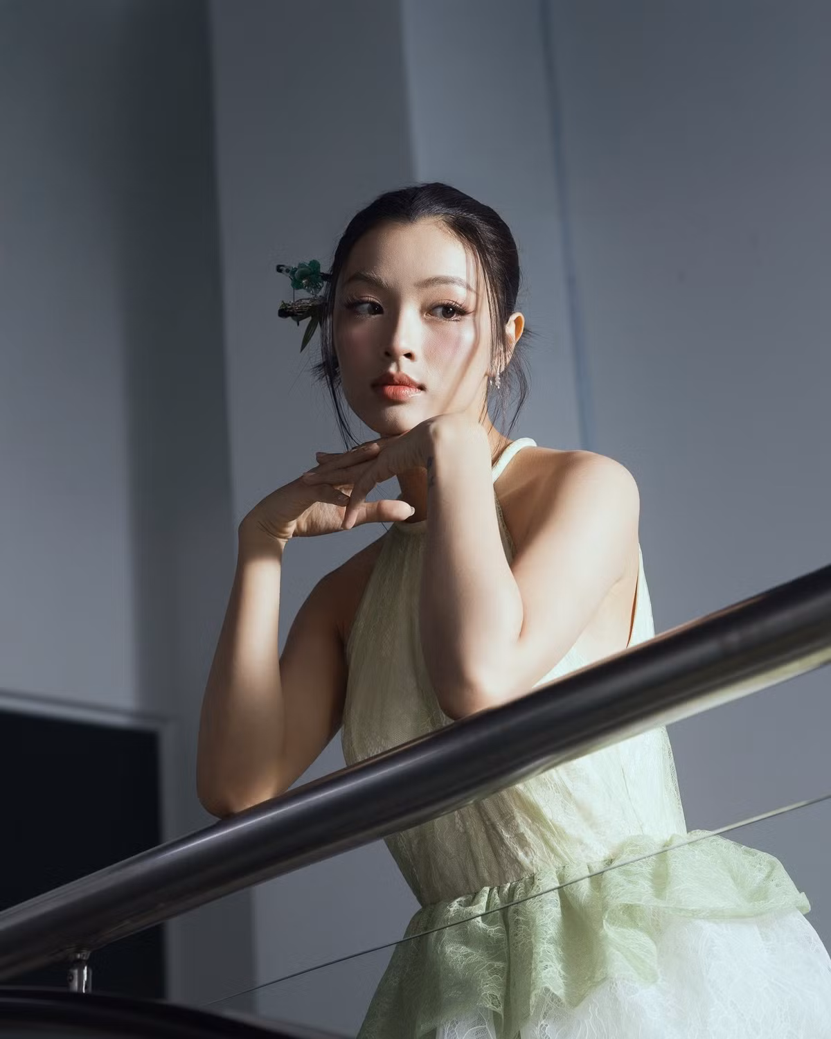 Visual của Lan Thy là thứ khiến netizen đặc biệt chú ý. Đường nét sắc sảo, sống mũi cao, đôi mắt có chiều sâu, cùng khí chất mang nét suy tư đặc trưng khiến nhiều người ngay lập tức liên tưởng đến các minh tinh châu Á như Củng Lợi hay Thư Kỳ.