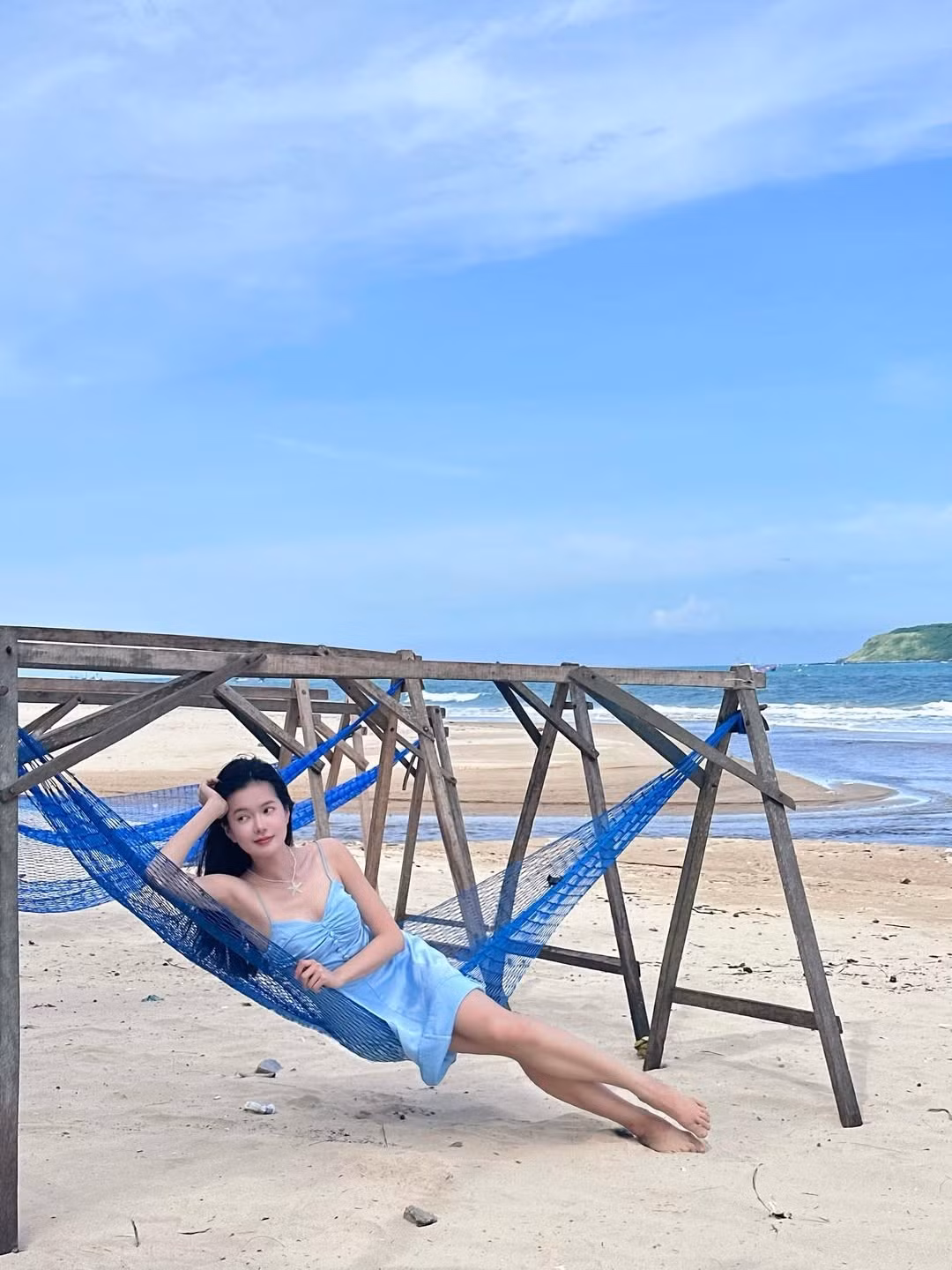 Trong những bức ảnh được đăng tải, Đỗ Yên Đan xuất hiện trong bộ váy maxi xanh dịu mắt, khéo léo tôn lên vóc dáng thanh mảnh, cân đối cùng làn da trắng mịn màng.