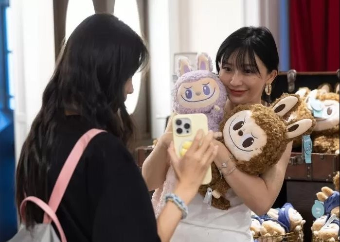 Người tiêu dùng ngày càng ưa chuộng những món quà nhỏ và trải nghiệm đặc biệt để tạo niềm vui giữa bối cảnh kinh tế bất ổn. Ảnh minh họa 2025-08-11170034-1754964837523-1.jpg