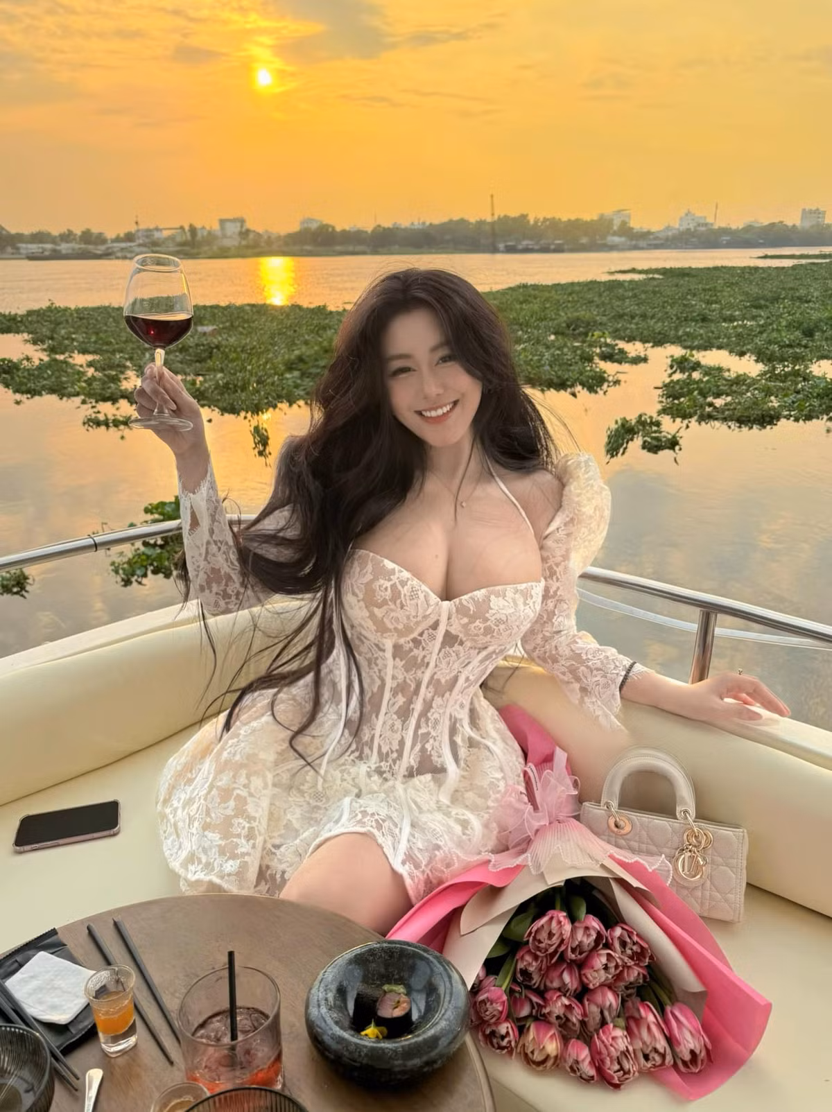 Võ Ngọc Trân trở thành hiện tượng mạng nhiều năm nay nhờ vẻ đẹp cuốn hút và phong cách sống năng động.