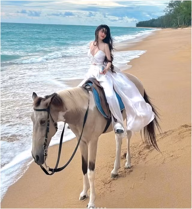 Người xem có thể cảm nhận được sự tĩnh lặng trong tâm hồn Ngọc Trân, sự kết nối sâu sắc với thiên nhiên và động vật.