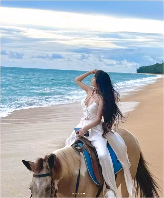 Trong từng khung hình, gái xinh Sài thành xuất hiện với trang phục đơn giản nhưng tinh tế, hòa mình vào thiên nhiên rộng lớn. Vẻ đẹp mộc mạc, gần gũi, toát lên sự bình yên và tự do.