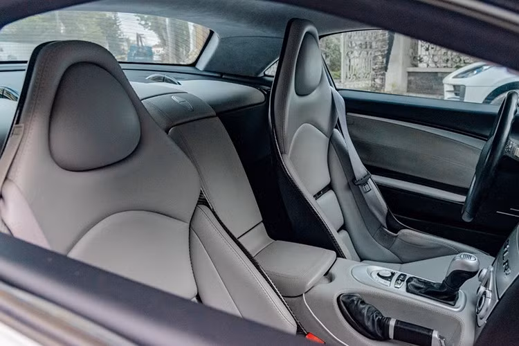 Siêu xe Mercedes-Benz SLR McLaren sở hữu kích thước lần lượt chiều dài, chiều rộng và chiều cao là: 4.656 mm x 1.908,5 mm x 1.261 mm. Chiều dài cơ sở lên tới: 2.700 mm