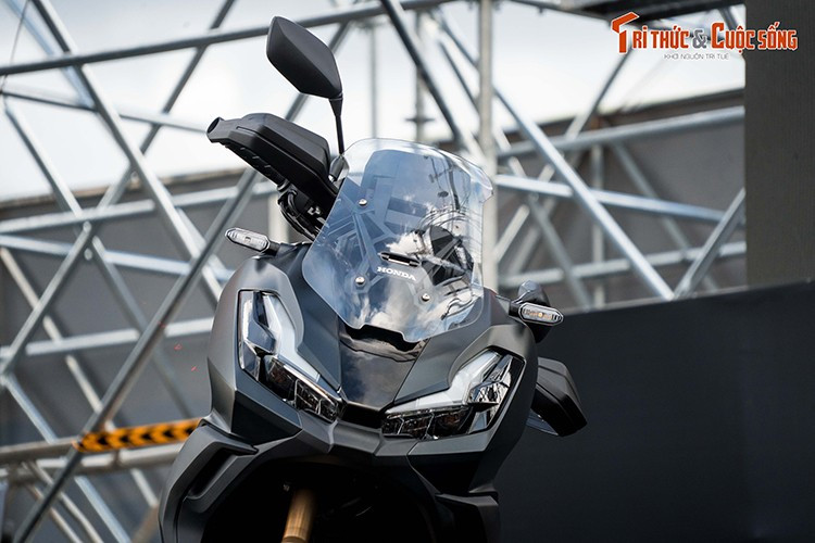 Phần đầu xe được trang bị cụm đèn trước dạng full LED, đèn xi-nhan tự động tắt/bật tăng trải nghiệm lái. Kính chắn gió có thể điều chỉnh bằng tay 4 mức.