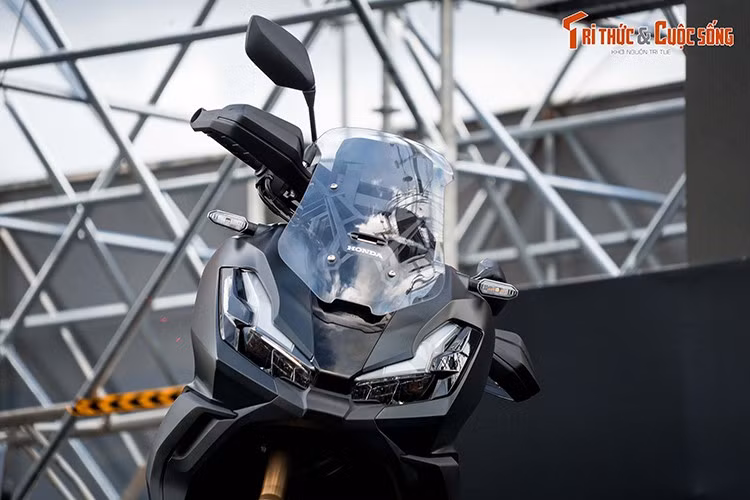 Phần đầu xe được trang bị cụm đèn trước dạng full LED, đèn xi-nhan tự động tắt/bật tăng trải nghiệm lái. Kính chắn gió có thể điều chỉnh bằng tay 4 mức.