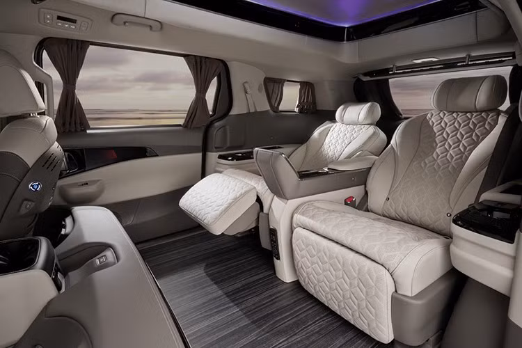 Hệ thống âm thanh BOSE 12 loa cùng ampli rời là trang bị tùy chọn. Nội thất cũng được tinh chỉnh với thảm sọc dày hơn, rèm gấp nếp kèm đường chỉ khâu, đồng thời bổ sung tính năng nhớ cài đặt cho hệ thống đèn viền nội thất và hiệu ứng “bầu trời sao”.