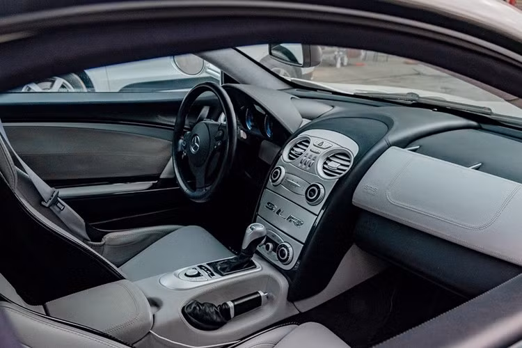 Nội thất được đơn gian hóa với 2 tông màu tối giản. Màn hình giải trí được đặt sau bảng chữ “SLR”. Hộp số AMG Speedshift R số tư động 5 cấp với 3 chế độ thủ công.