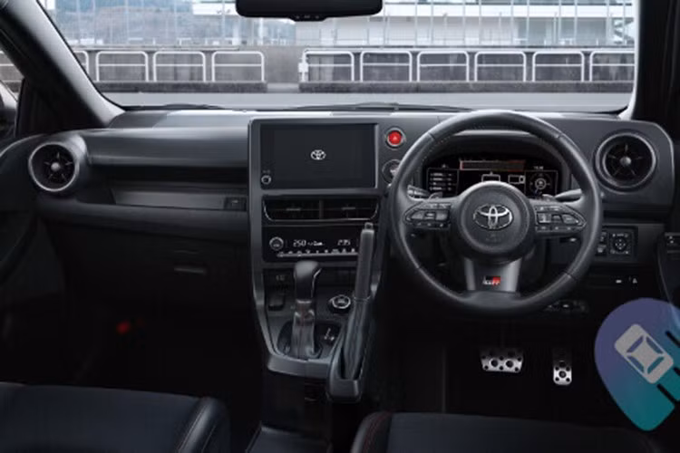 Hốc gió trên cản sau giúp giảm lực cản, trong khi ốp gầm bình xăng được thiết kế để tối ưu luồng khí phía dưới, lấy cảm hứng từ xe đua Super Taikyu Series.