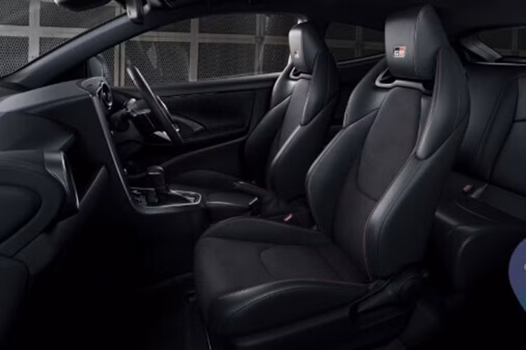 Tại Nhật Bản, gói nâng cấp này có giá từ 4,05 triệu yên (khoảng 725 triệu đồng) cho bản GR Yaris RC+ hộp số sàn 6 cấp.