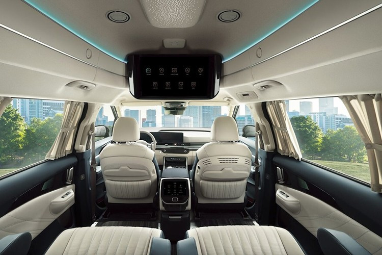 Ghế limousine bản 4 chỗ được cải tiến với giảm chấn, lớp đệm mềm hơn và tối ưu hóa tư thế ngồi. Bên cạnh đó là các tính năng có sẵn như dịch vụ video trực tuyến (OTT), bộ router e-SIM để đem tới khả năng sử dụng Wi-Fi trên xe.