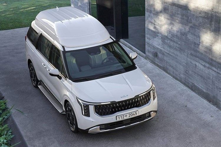 Kia đã chính thức giới thiệu mẫu Carnival Hi-Limousine 2026 tại Hàn Quốc vào ngày 15/9 vừa qua. Đây là phiên bản nâng cấp của dòng MPV cao cấp, tập trung cải thiện sự tiện nghi, sang trọng và bổ sung thêm các lựa chọn phiên bản nhằm đáp ứng nhu cầu đa dạng của khách hàng.