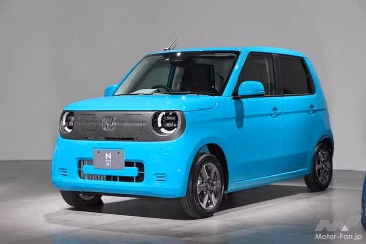 Honda đã chính thức giới thiệu N-One e: 2025, mẫu xe kei chạy điện đầu tiên của hãng, với mục tiêu cạnh tranh cùng Nissan Sakura, hiện đang là xe điện bán chạy nhất tại Nhật Bản, đồng thời củng cố vị thế của mình trong phân khúc vốn chiếm tới 40% lượng xe mới ở thị trường nội địa.