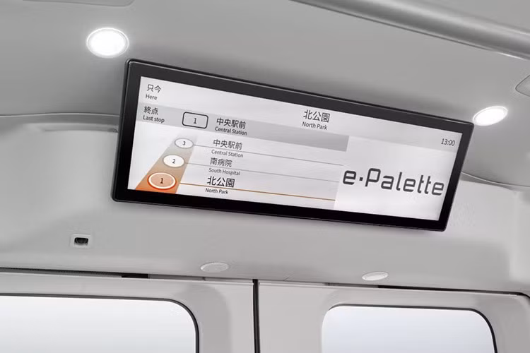 Xe được trang bị màn hình giải trí bên phải, màn hình cảm ứng bên trái và màn hình giám sát cabin. Các chức năng thiết yếu được bố trí trên hai bảng điều khiển với nút bấm vật lý.