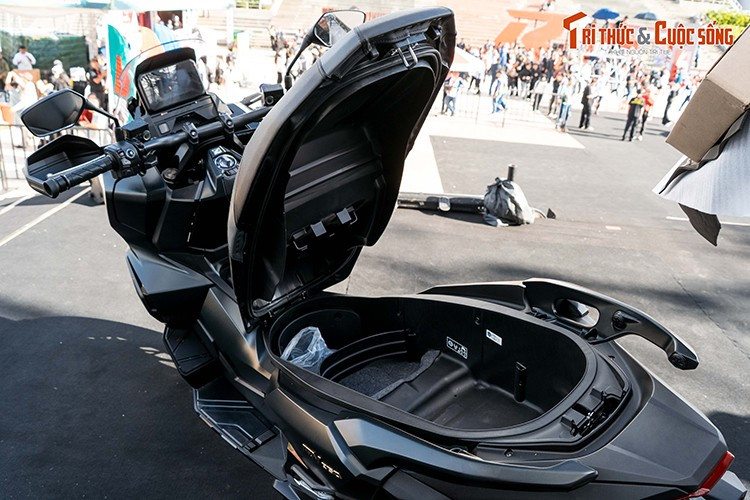 Hộc đồ trước của mẫu xe ga ADV 350 nhà Honda được tích hợp cổng sạc usb-C, hộc đồ dưới yên dung tích 48 lít có thể chứa 2 mũ bảo hiểm cả đầu (fullface), kèm trang bị cá nhân.
