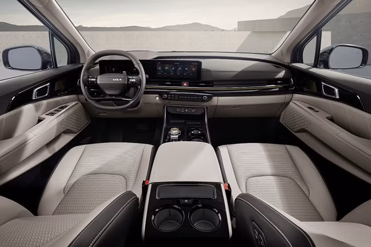 Ở bản 4 chỗ, Carnival Hi-Limousine mới được trang bị màn hình thông minh 21,5 inch cho hàng ghế sau, đi kèm màn hình điều khiển cảm ứng 7 inch với giao diện ccNC GUI mới nhất.