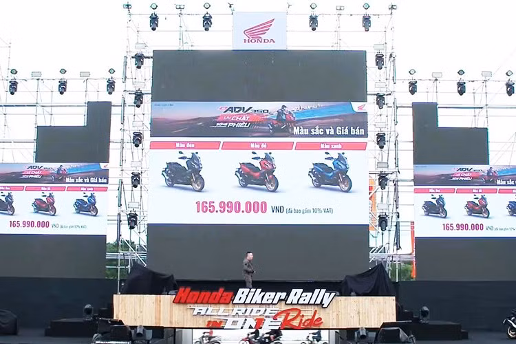 Mức giá xe Honda ADV 350 2025 tại Việt Nam được công bố với duy nhất một phiên bản là 165,99 triệu đồng với 3 màu lựa chọn. Tại thị trường trong nước, xe sẽ cạnh tranh với "đối thủ" Yamaha Xmax có giá 140 triệu đồng.