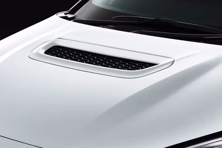 Nổi bật trong gói Aero Performance Package là nắp ca-pô nhôm có khe thoát khí, giúp giảm trọng lượng và cải thiện khả năng tản nhiệt, lấy cảm hứng từ phiên bản GRMN Yaris.