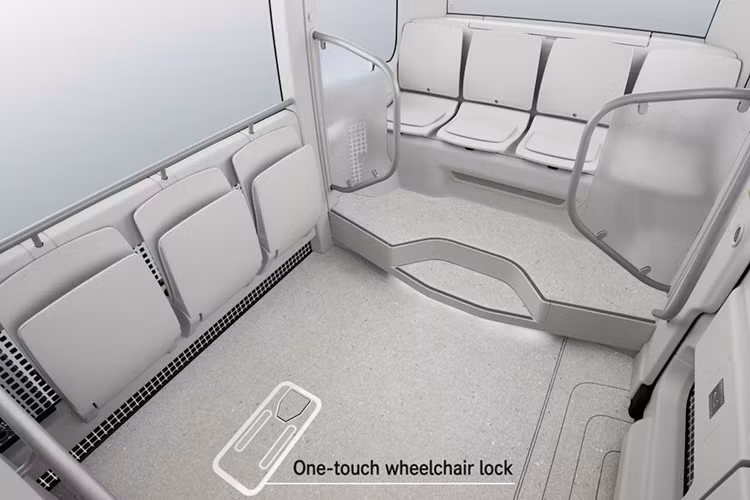 Khác với nguyên mẫu chỉ có ghế hành khách, e-Palette thương mại được bổ sung vị trí lái trung tâm với vô-lăng kiểu yoke và công nghệ lái steer-by-wire. Khoang lái trang bị màn hình trung tâm hiển thị thông số.