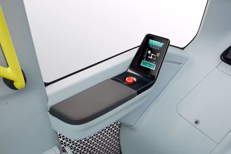 Nhờ sàn thấp, cửa trượt rộng và dốc lên xuống, xe cho phép người dùng dễ dàng tiếp cận, đặc biệt là người khuyết tật dùng xe lăn hoặc phụ huynh đi cùng xe đẩy trẻ em. Bên trong, có bốn ghế cố định phía sau, ba ghế gập ở giữa, đồng thời chỗ đứng cho 12 người, nâng tổng sức chứa lên 17 người bao gồm cả người lái.