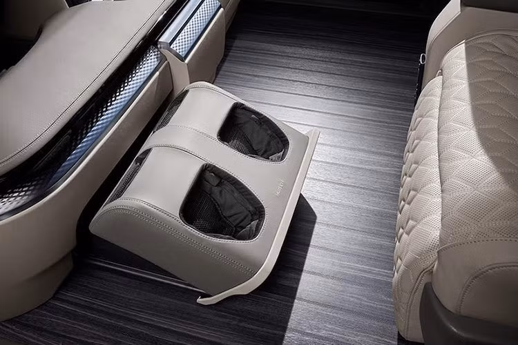 Ngoài ra, bên trong xe còn có máy lọc không khí tích hợp, rèm xếp ly phía sau và ghế sau, giữ ga tự động thông minh dựa trên định vị, hỗ trợ lái xe trên đường cao tốc 2, hành khách ngồi phía sau thông báo, Hỗ trợ ngăn ngừa va chạm phía sau và phía trước.