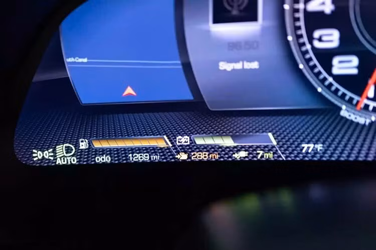 Sức mạnh truyền đến bánh sau thông qua hộp số ly hợp kép tám cấp giúp xe tăng tốc từ 0 đến 60 dặm/giờ trong vòng chưa đầy 3,0 giây và đạt tốc độ tối đa trên 205 dặm/giờ. Chiếc xe đặc biệt này được trang bị nhiều tùy chọn, đắt hơn giá gốc tới 65.000 USD.