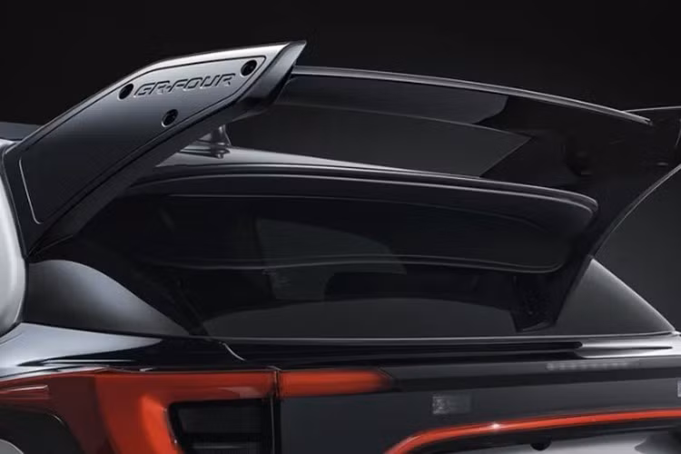 Một điểm đáng chú ý khác là cánh gió sau có thể điều chỉnh góc, hỗ trợ xe ổn định hơn ở tốc độ cao và hạn chế hiện tượng chao đảo khi phanh.