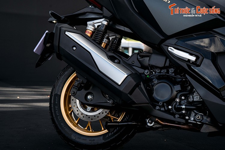 Giảm xóc sau lắp thêm bình dầu phụ. Xe dùng vành nhôm 6 chấu hình chữ kết hợp với lốp bán địa hình.