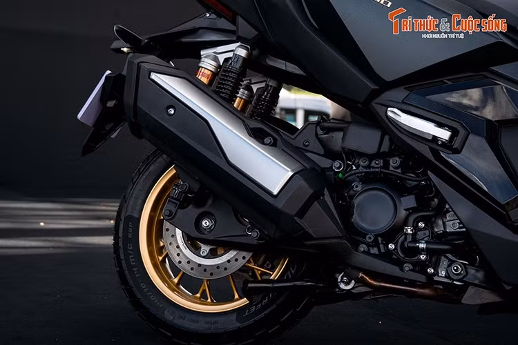 Giảm xóc sau lắp thêm bình dầu phụ. Xe dùng vành nhôm 6 chấu hình chữ kết hợp với lốp bán địa hình.