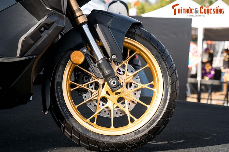 Khung xe được trang bị thép ống trọng lượng nhẹ, cặp giảm xóc trước hành trình ngược đường kính 37 mm.