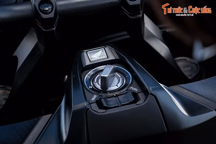 Màn hình kỹ thuật số TFT 5 inch của xe tích hợp Honda RoadSync giúp người dùng đồng bộ điện thoại để hiển thị bản đồ và điều hướng trực tiếp. Xe còn sở hữu hệ thống khóa thông minh...