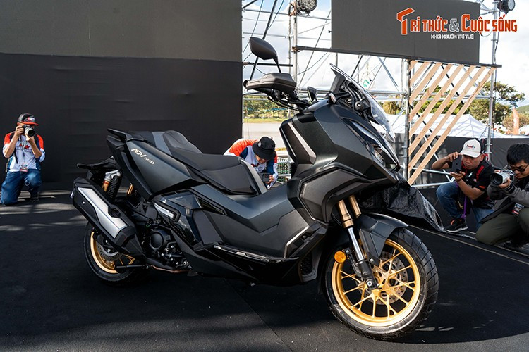 Honda ADV 350 2025 mới nổi bật với thiết kế góc cạnh, phối màu mạnh mẽ mang phong cách địa hình. Xe sở hữu chiều dài x rộng x cao là 2.200 x 895 x 1.430 mm và chiều dài cơ sở 1.518 mm. Độ cao yên ADV cao 759 mm, cân nặng 188 kg.