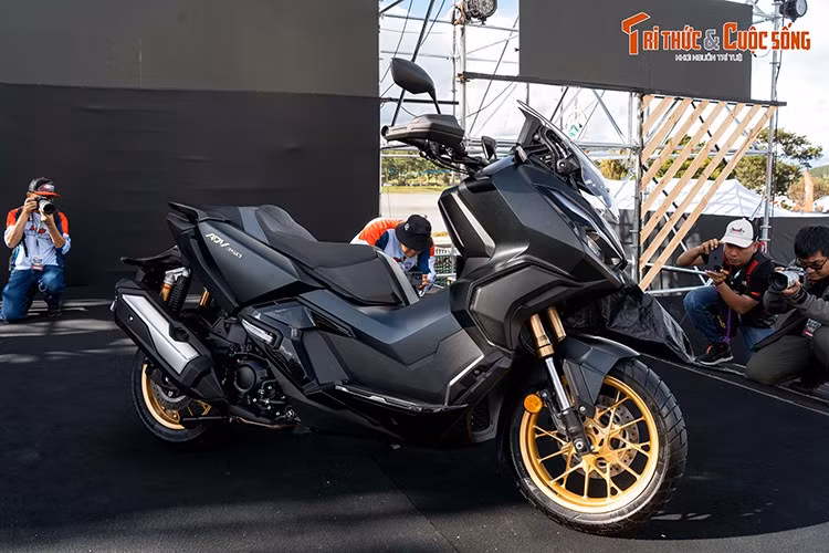 Honda ADV 350 2025 mới nổi bật với thiết kế góc cạnh, phối màu mạnh mẽ mang phong cách địa hình. Xe sở hữu chiều dài x rộng x cao là 2.200 x 895 x 1.430 mm và chiều dài cơ sở 1.518 mm. Độ cao yên ADV cao 759 mm, cân nặng 188 kg.