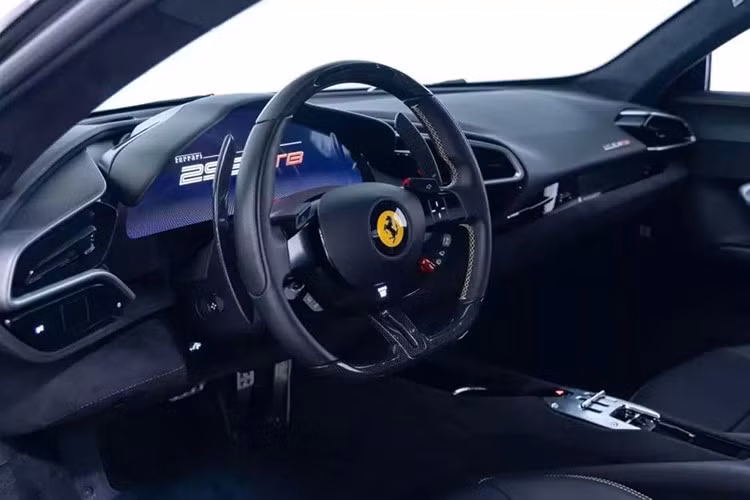 Bên dưới thân xe thanh lịch là công nghệ hybrid của Ferrari. Động cơ V6 tăng áp kép 3.0 lít của 296 GTB kết hợp với một động cơ điện duy nhất, tạo ra tổng công suất 818 mã lực và mô-men xoắn 546 pound-feet.