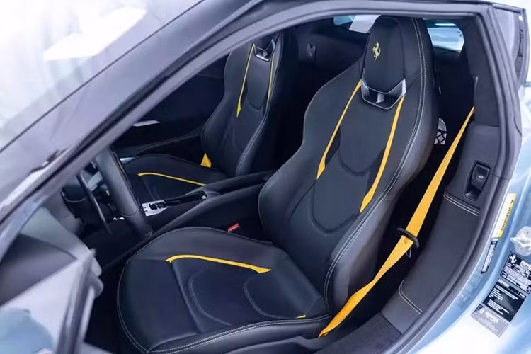 Những điểm nổi bật bao gồm bộ nâng hệ thống treo trước, vành đúc 20 inch, chắn bùn Scuderia và vô lăng sợi carbon tích hợp đèn báo sang số. Sự thoải mái cũng không bị bỏ qua khi 296 GTB được trang bị ghế ngồi có chức năng sưởi ấm và thông gió, hệ thống âm thanh cao cấp và tích hợp Apple CarPlay.