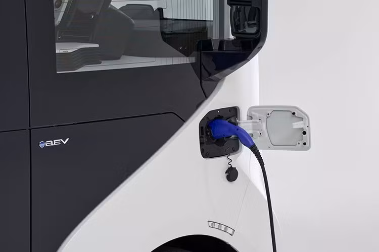 Xe dùng pin 72,82 kWh, cho phạm vi di chuyển tối đa 250 km. Pin có thể sạc nhanh 40 phút để đạt 80% hoặc 12 giờ với ổ điện thường. Toyota cũng cho biết e-Palette có thể được sử dụng như một nguồn điện khẩn cấp.